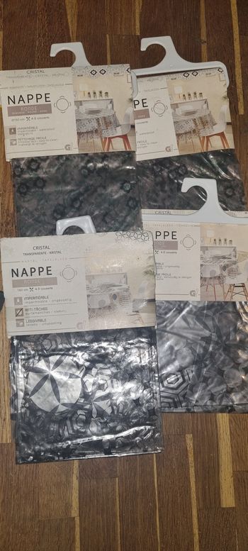 4 nappes en plastique 