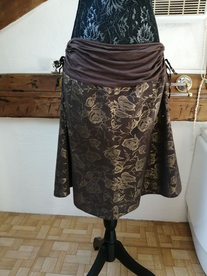 XANAKA - jupe évasée couleur chocolat avec fleurs dorées