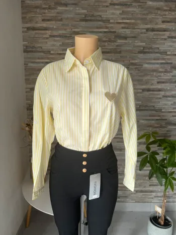 Chemise rayée jaune pastel et cœurs