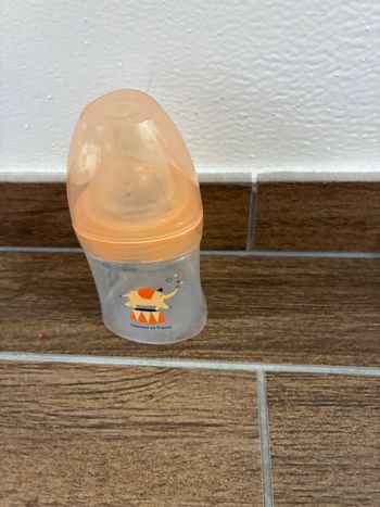 Biberon en plastique de la marque dodie 