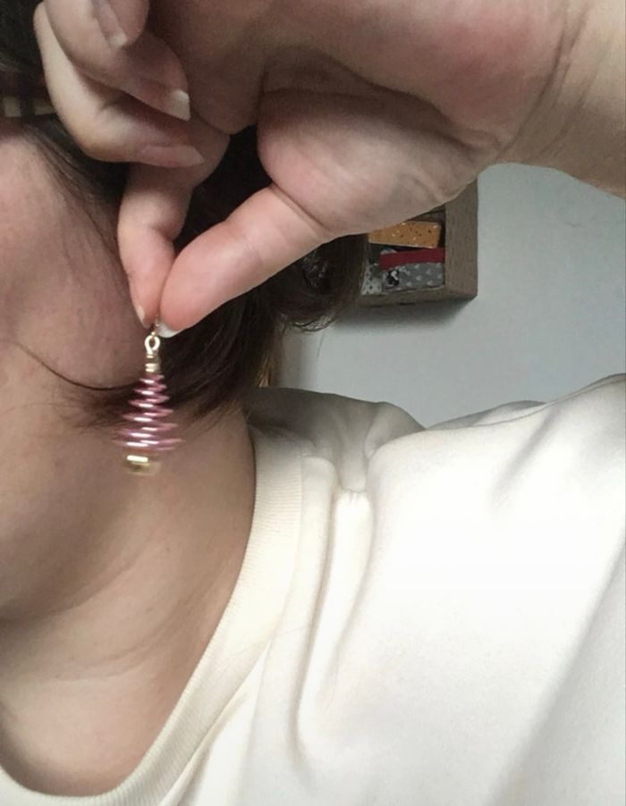 Boucles d’oreilles NEUVES pour femme forme de sapin couleur rose et doré - photo numéro 2