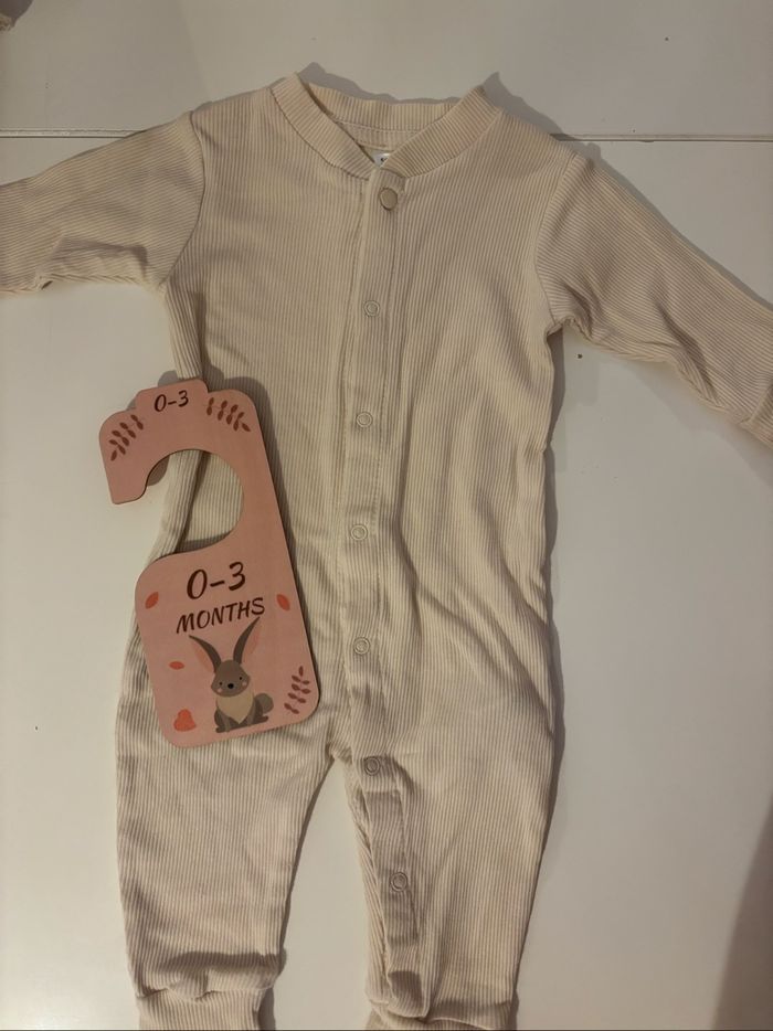 Combinaison beige bébé