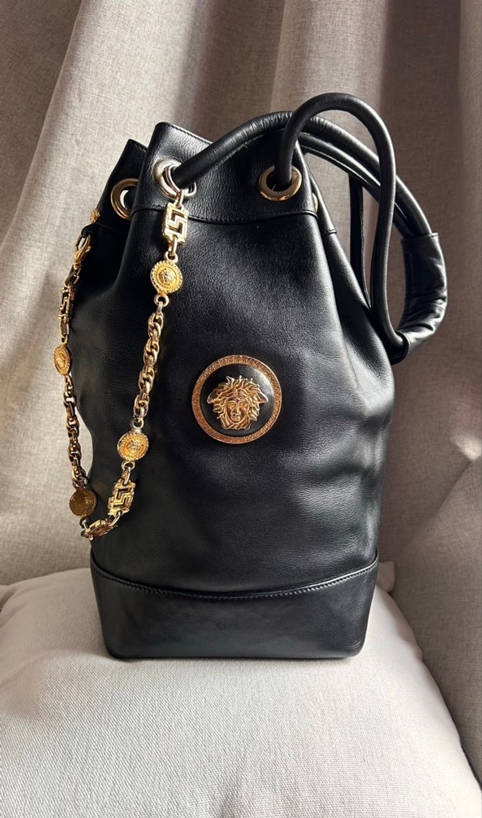 🖤 Sac seau vintage Gianni Versace Couture – cuir noir & chaîne Méduse dorée (années 1990) - photo numéro 3