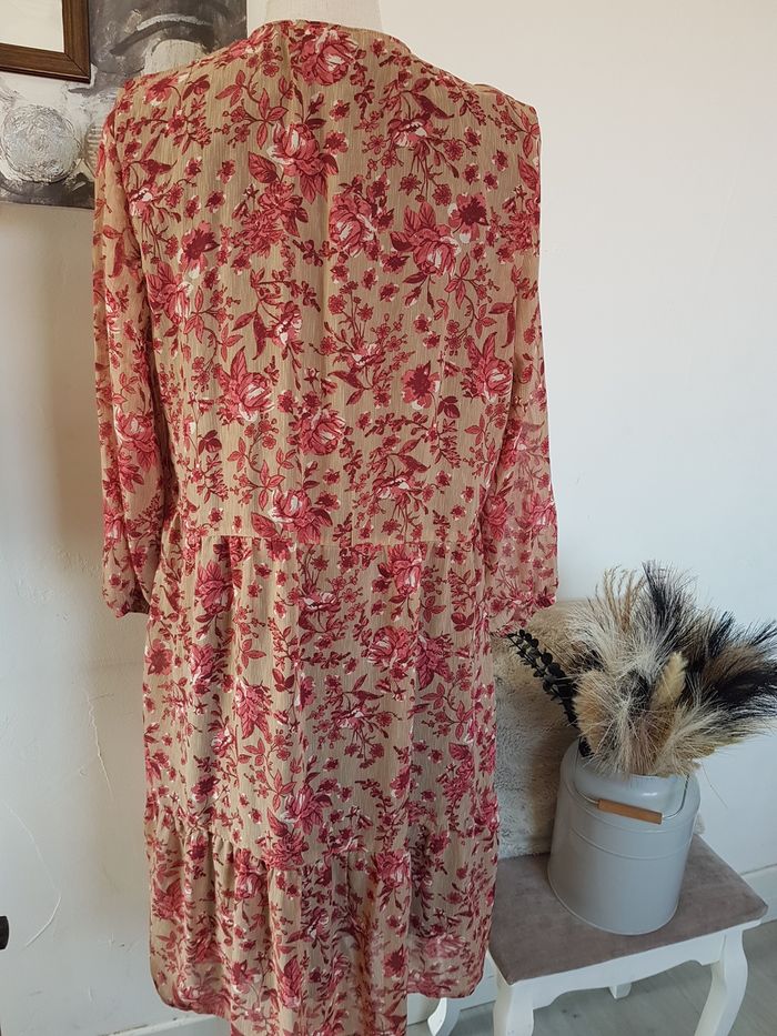 Robe fond marron clair fleurs roses. Esmara. Taille 42, 50 cm aux aisselles, 96cm de haut. - photo numéro 3