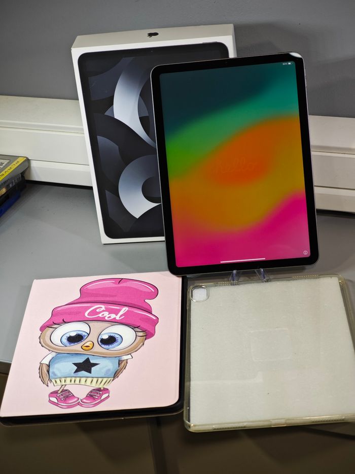 Tablette Apple iPad Air 5th Génération /10.9"/ Wifi/ 64Go/ Space Grey/ A2588/ 2 pochettes