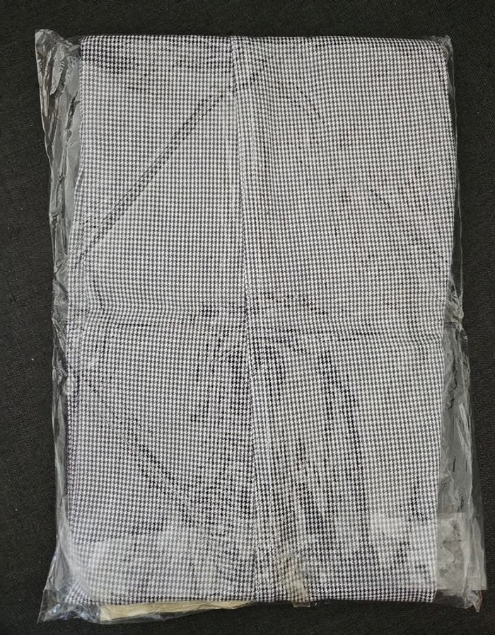 Pantalon de cuisinier.
Bragard.
Taille : 40.
Neuf, mais petite tache à l'intérieur (voir photos). - photo numéro 12