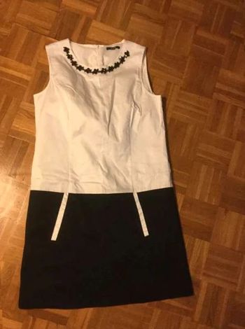 Robe  blanche et noire avec  diamant  au cou  T38