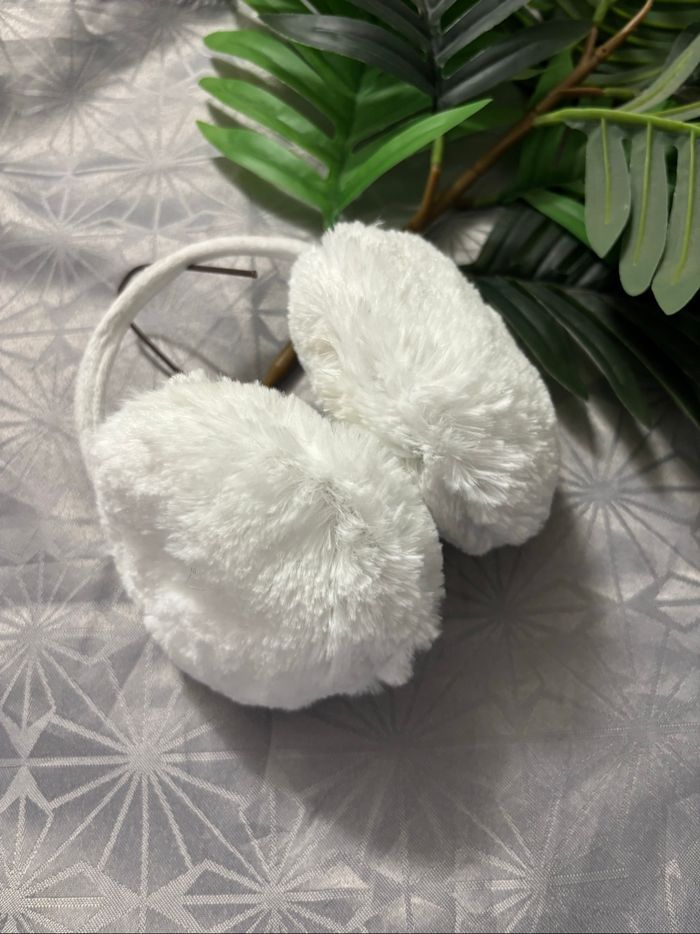 Cache oreille blanc