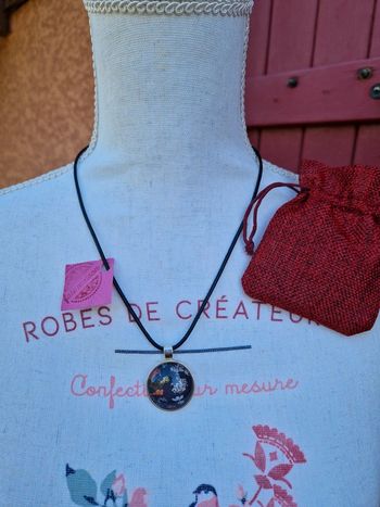 Collier avec pendentif sur cordon "fait mains"