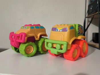 2 voitures tout terrain carritos Monster