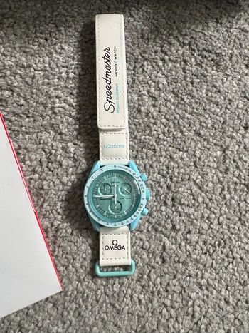 Montre Omega swatch bleu 