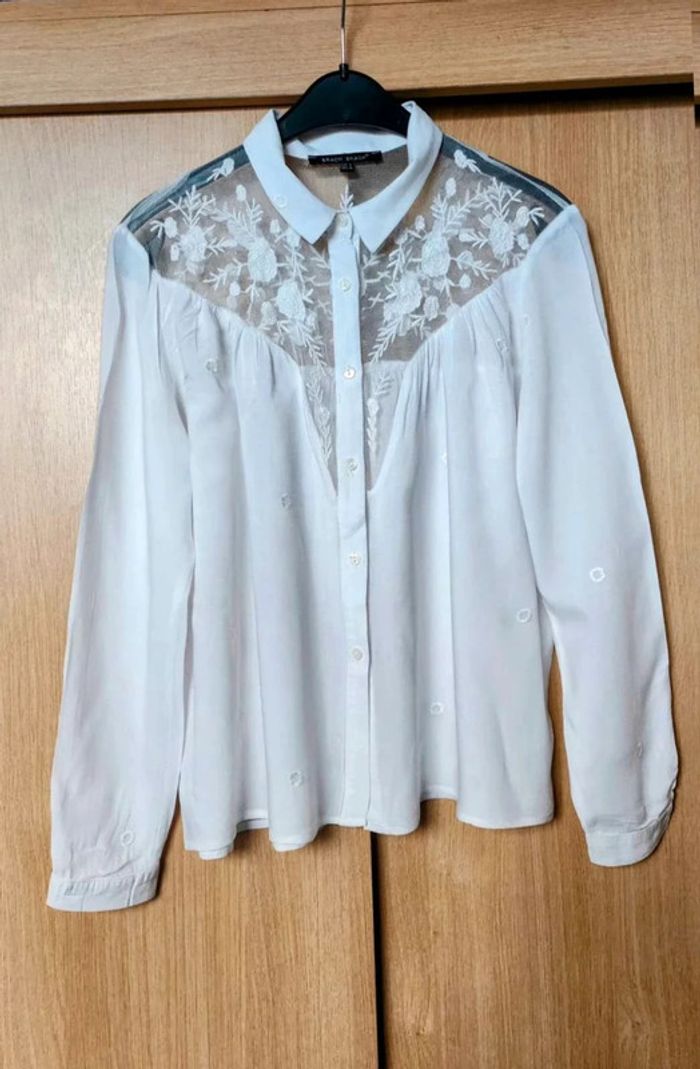 Chemise blanche élégante en dentelle
