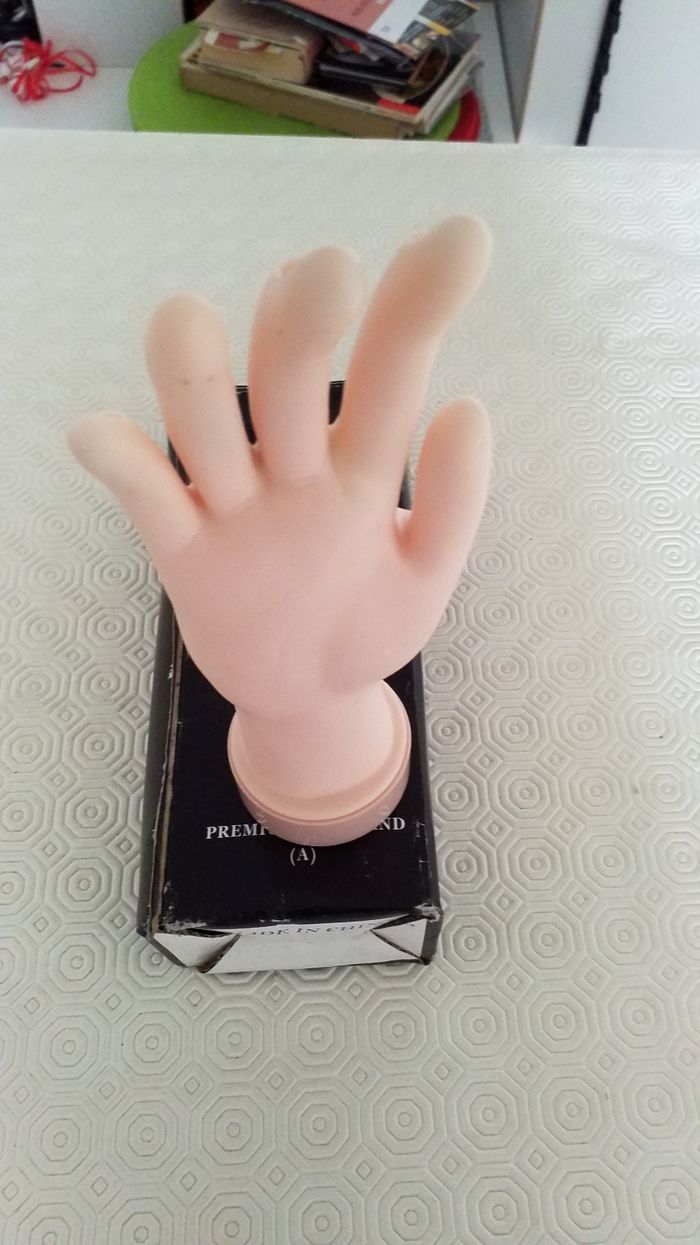 Accessoire à bijoux mains bon état - photo numéro 2