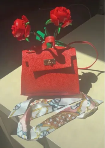 Sac rouge avec foulard