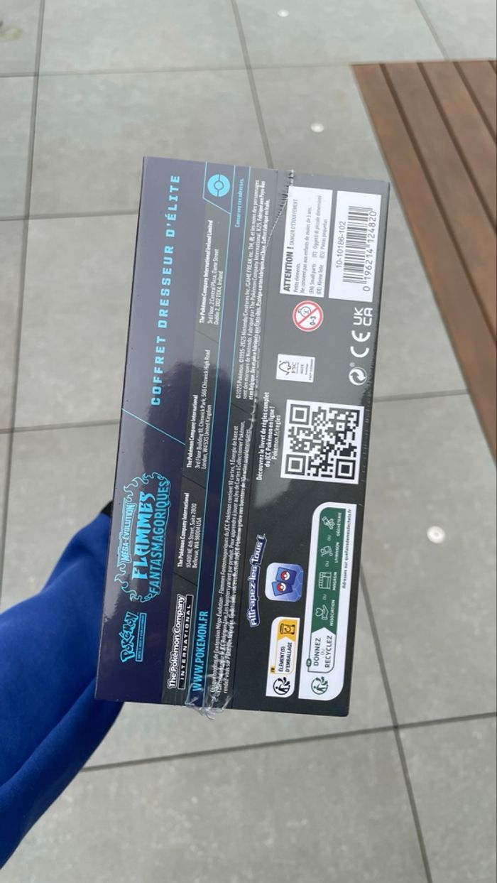 UPC dracaufeu + ETB me2 - photo numéro 2