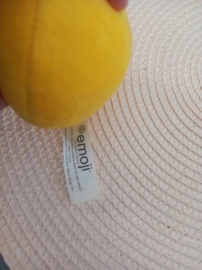 Petite peluche emoji mdr - photo numéro 2