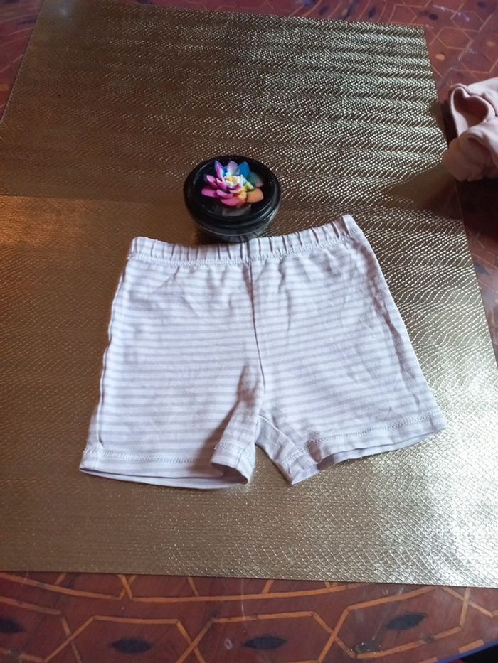 Joli short rayé 9 mois