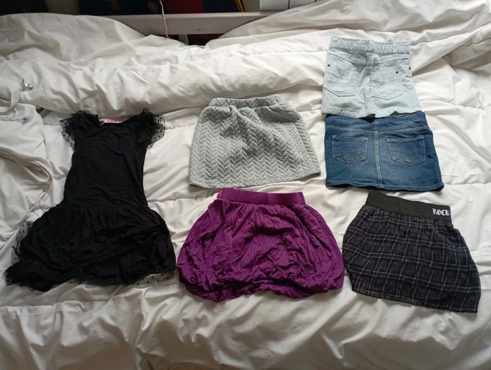 Lot 5 jupes et 1 robe marques diverses 4 ans 20€ neuf - photo numéro 5