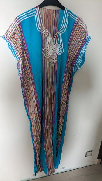 Robe marocaine bleue ciel et arc en ciel
