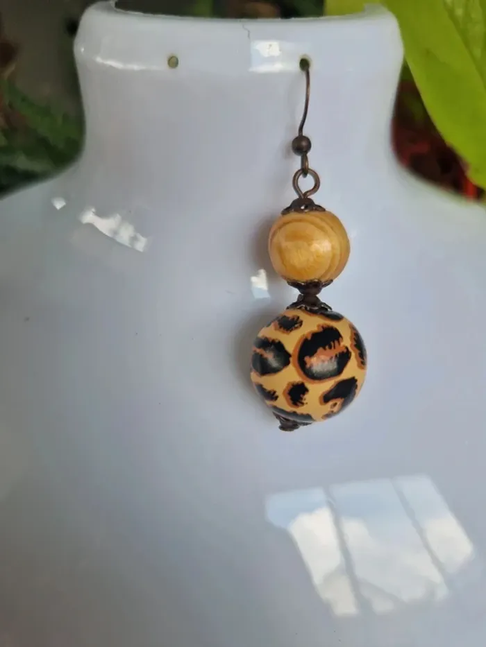 Boucles d'oreilles fantaisies deux boules en bois et léopard - photo numéro 2