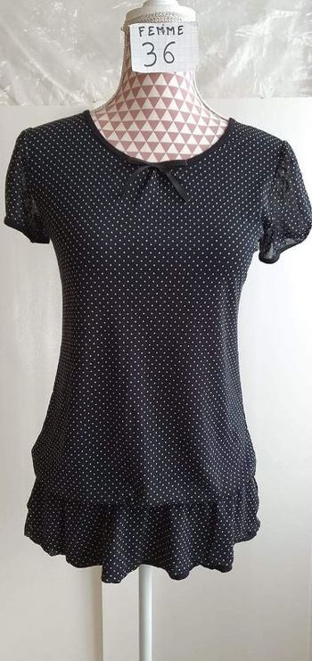 Tee-shirt, noir a petit pois blanc, en très très bon état,polyester et viscose, marque La Halle, cei