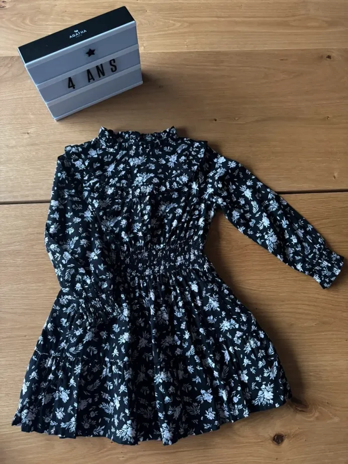 Robe ML fluide fond noir et petites fleurs blanches - Taille 4 Ans