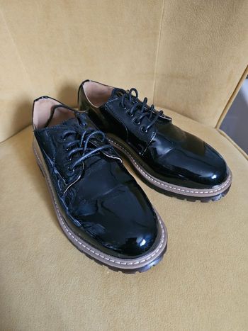 Chaussure pointure 38
Marque super mode
Verni noir
Neuf