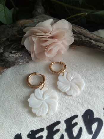 Boucles d'oreilles bohèmes fleurs de nacre blanche taillées à la main