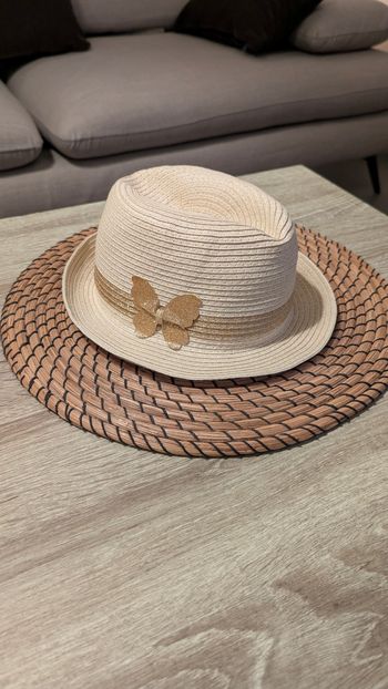 Chapeau fille avec papillon doré 