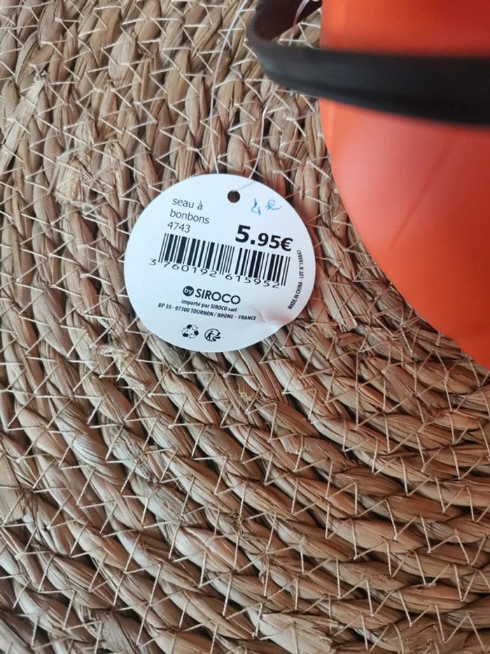 Seau orange - photo numéro 2