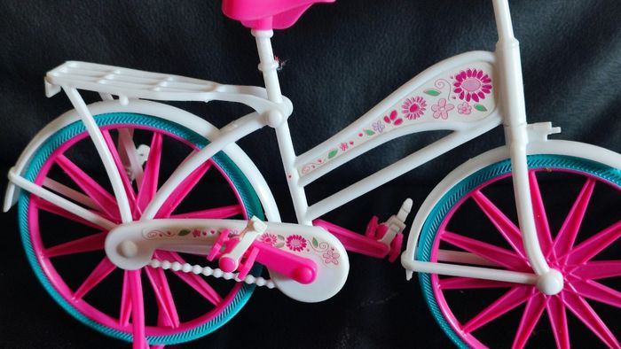 Beau vélo rose de jeux pour une barbie - photo numéro 3
