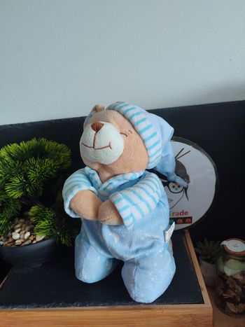 peluche ours bonnet nuit bleu marron beige étoile rayé blanc lune à genou prière