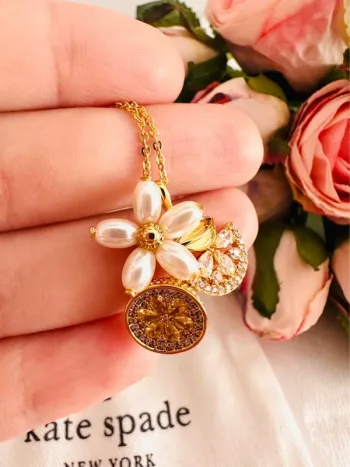 🍋 Collier doré Kate Spade à pendentifs citron et fleurs – Fraîcheur estivale