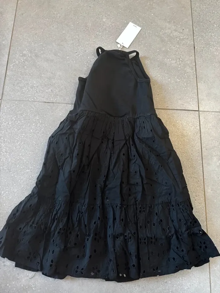 Robe brodée Mango, taille 7/8 ans, neuve valeur 30€ - photo numéro 4