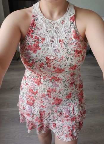 Robe d’été fleurie rouge et blanc avec col dentelle Taille S
