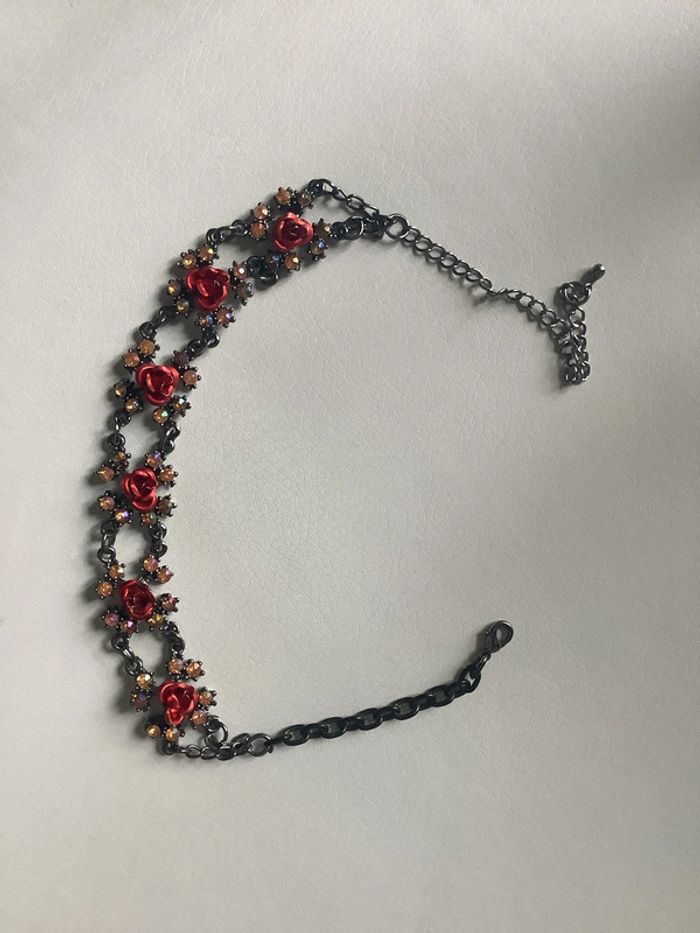 Collier tour de cou métal argenté vieilli, émail et strass de couleur