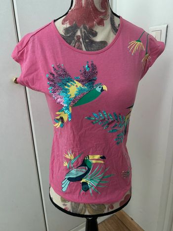 T-shirt rose avec paillettes dessin perroquet en coton