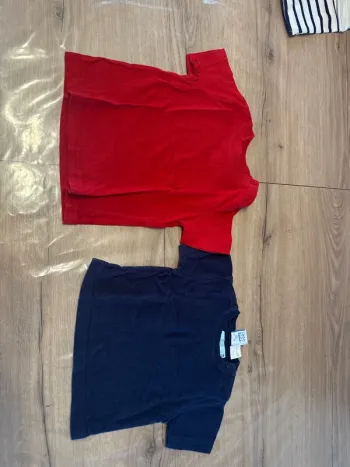 T-shirt rouge et bleu marine