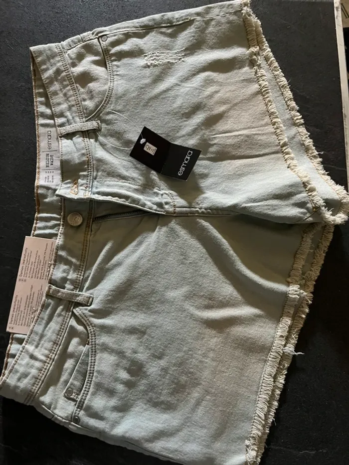 Short neuf