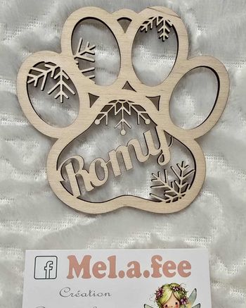 Boule de noel en bois patte de chien avec nom