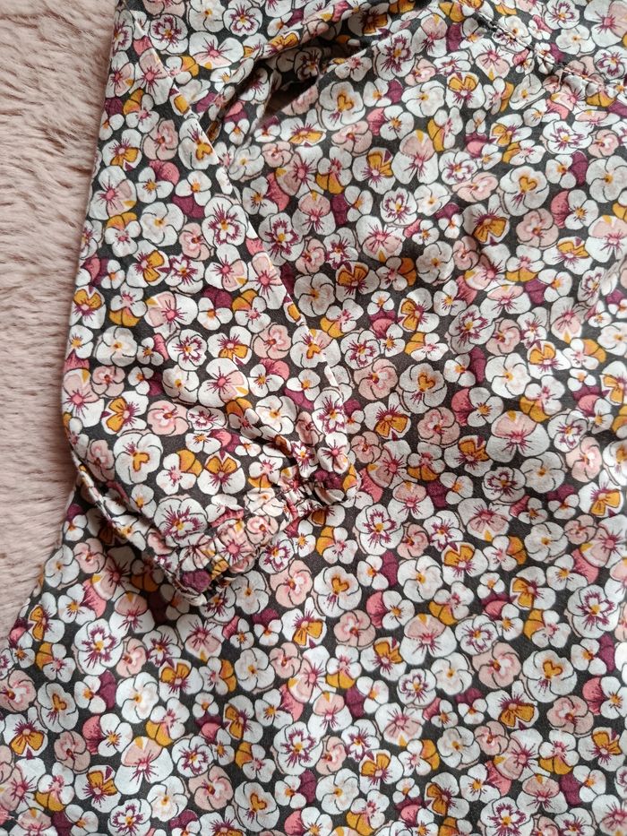 Blouse fleurie - taille 24 mois - photo numéro 2