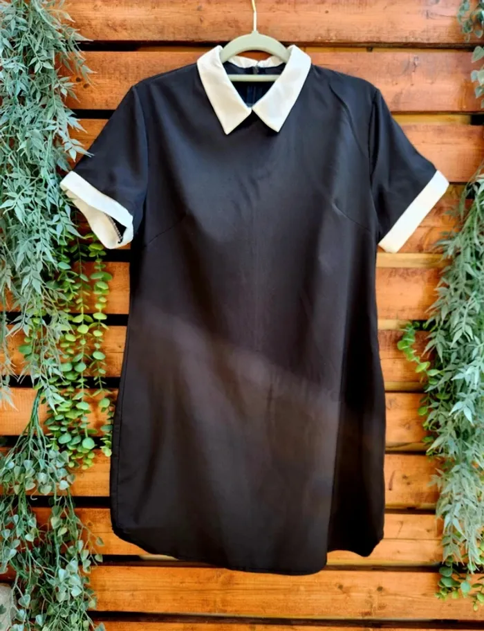 Robe noire à col Claudine blanc – Style rétro chic