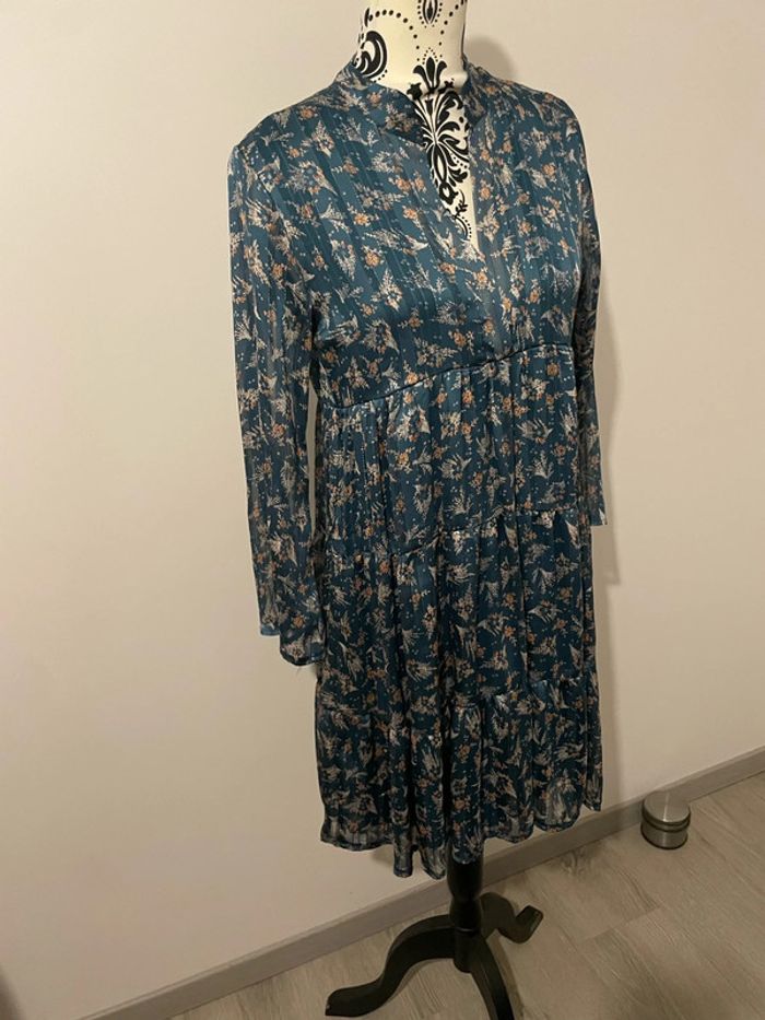 Robe à manches longues en voile doublé bleu satinée à motifs beige col V rue des Abbesses taille 38 - photo numéro 2