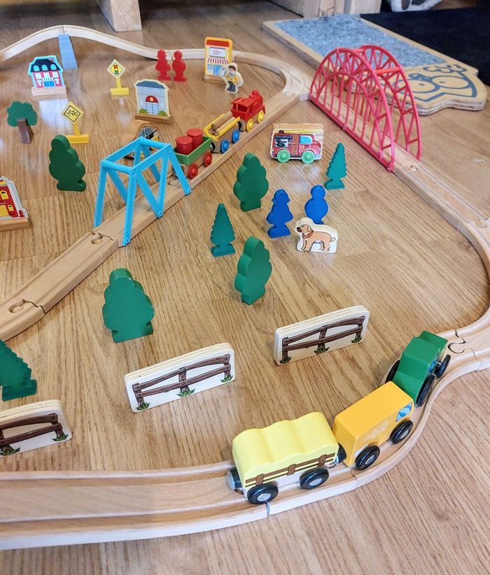 Lot complet de circuits, chemin de fer en bois, trains, voitures etc - photo numéro 4