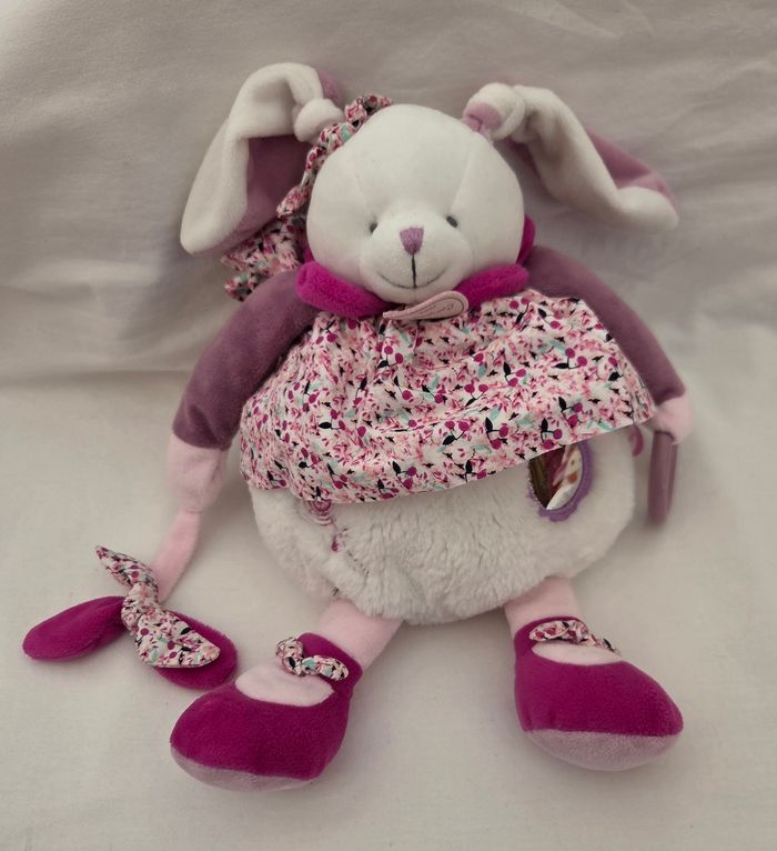 Doudou et compagnie Lapin cerise peluche pantin d'activites 30 cm