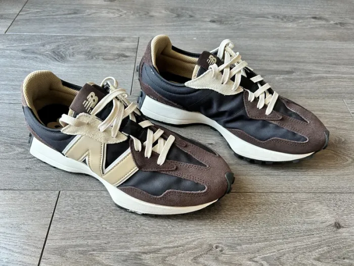 Baskets New Balance 327 Marron Taille 44 Neuves