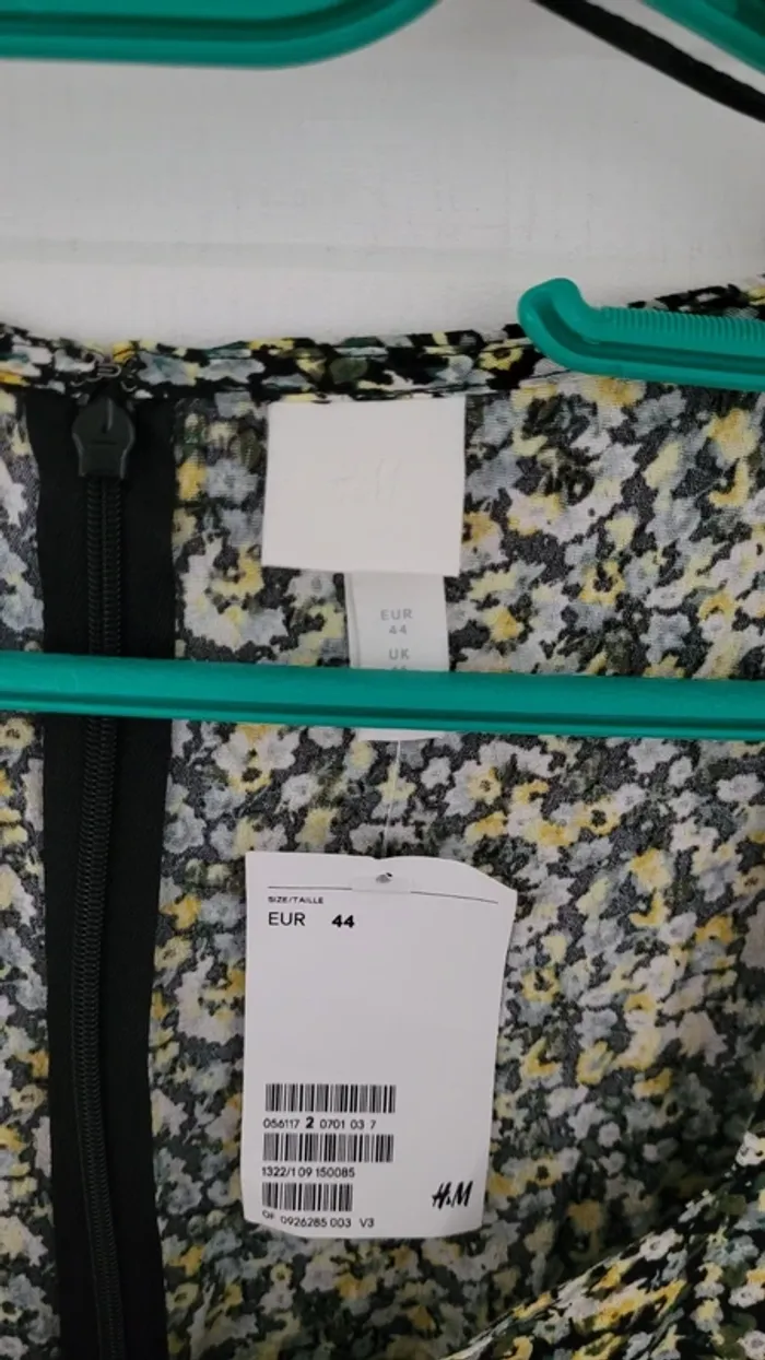 Robe longue manches longues fleurs jaunes sur fond vert et noir - photo numéro 3