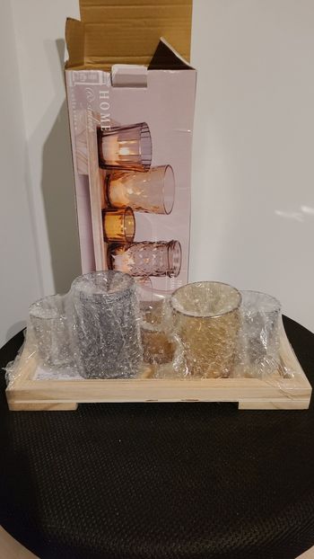 Ensemble de photophore sur un plateau de bois.