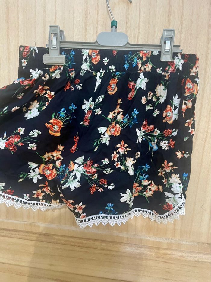 Short fluide fleuri noir avec dentelle – Taille M - photo numéro 6