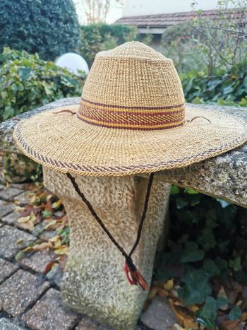 Chapeau en raphia avec la corde